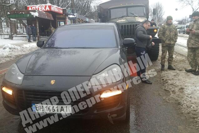 Військова вантажівка потрапила в елітну ДТП у Дніпрі: опубліковані фото