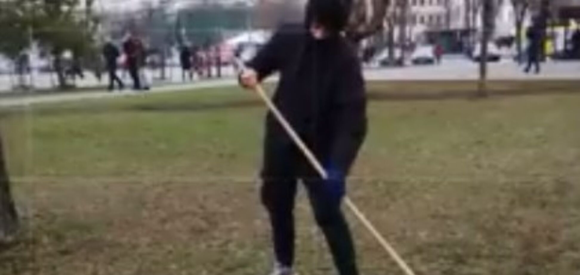 Вандала, который повредил Аллею художников, привлекли к общественным работам: Кличко показал видео