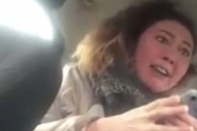 'Вези, мр*зь!' У Москві дівчина напала на водія таксі: відео та фото істерички