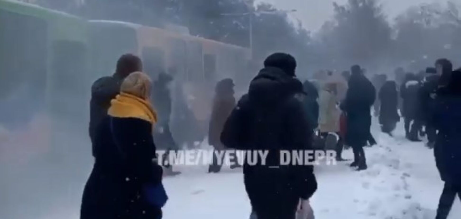 В Днепре на ходу задымился трамвай с пассажирами: видео ЧП