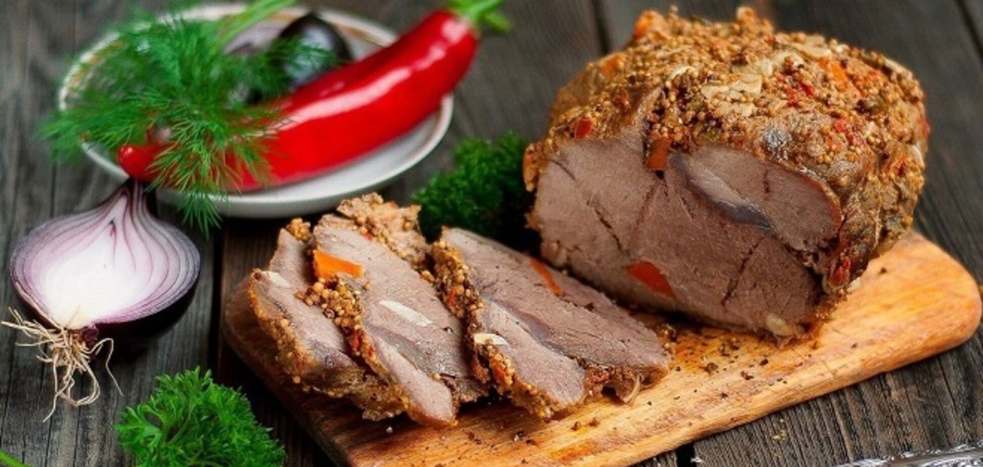 Запечене м'ясо у фользі: секрет найсоковитішої смачної буженини