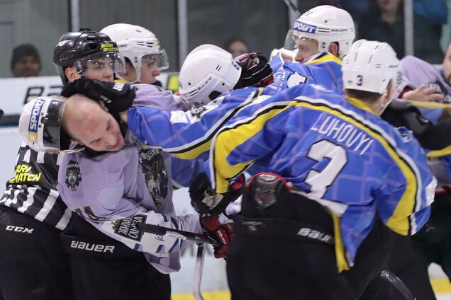 Спровокував президент: українські хокеїсти влаштували жорстоке побоїще