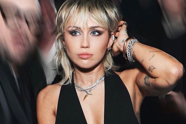 Майли Сайрус похвасталась голой грудью. Фото 18+