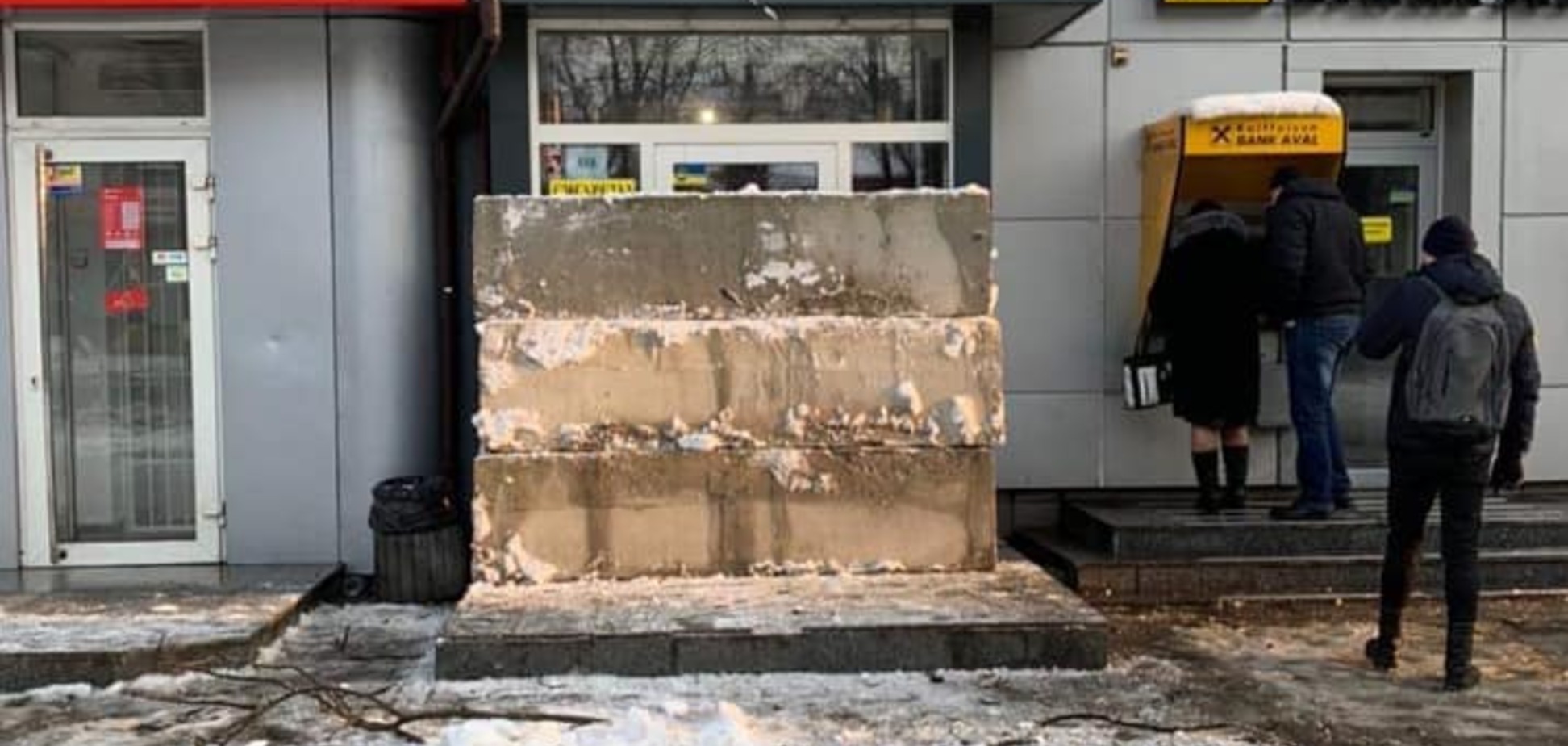 'Ночью дороже': в Днепре 'забетонировали' магазин с алкоголем. Фото