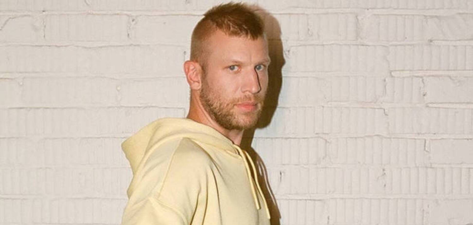 Дорн оконфузился во время исполнения песни в караоке: видео