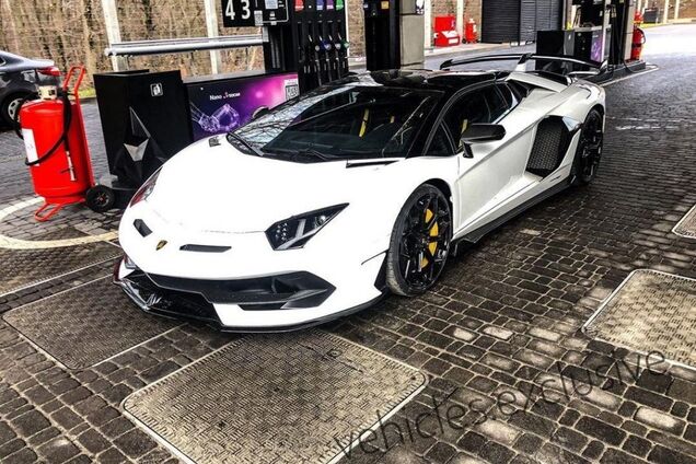 На АЗС в Киеве засняли новейший Lamborghini за 650 000 евро