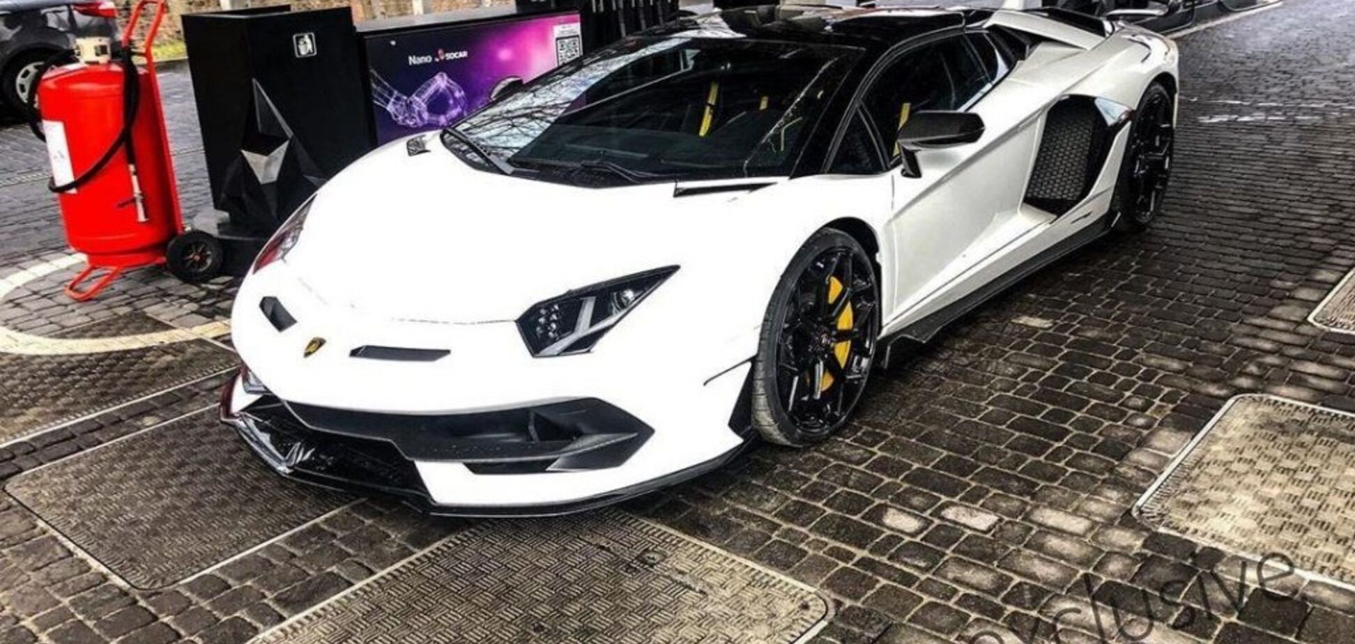 На АЗС в Киеве засняли новейший Lamborghini за 650 000 евро