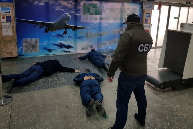 По $4 тысячи за смену: СБУ 'накрыла' банду таможенников-взяточников в аэропорту Херсона