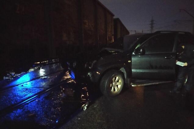 В Днепре девушка на внедорожнике влетела в движущийся поезд. Видео