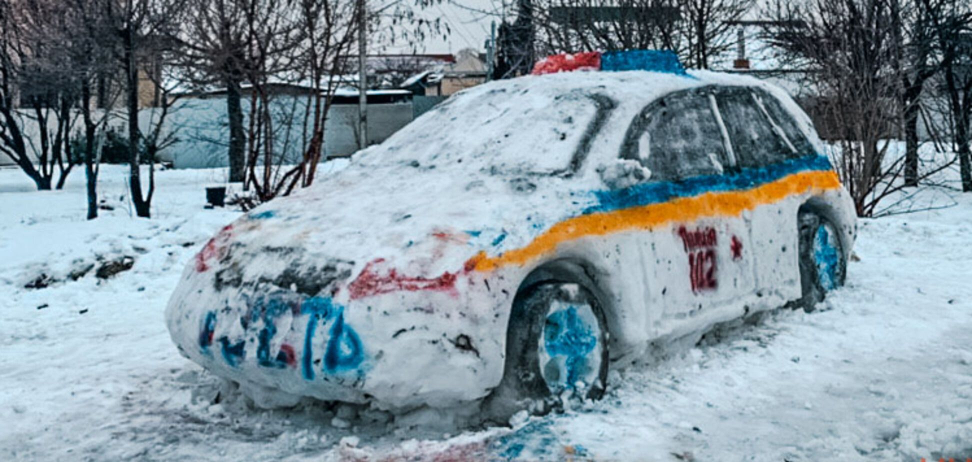 У Дніпрі зі снігу зліпили патрульну машину і викликали поліцію: дотепні фото