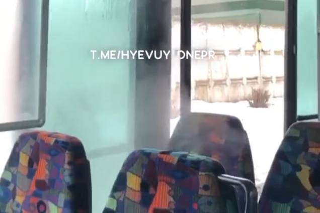 'Душ' за 8 гривень: у Дніпрі автобус залило окропом. Відео