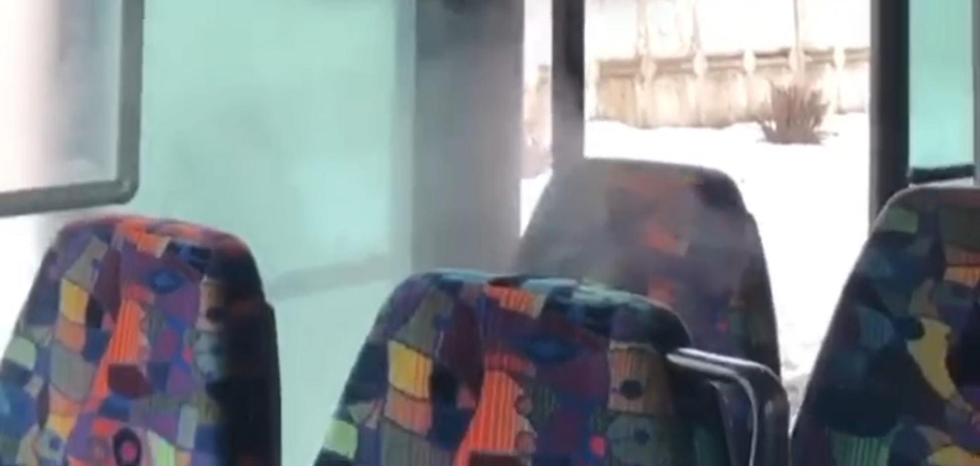 'Душ' за 8 гривень: у Дніпрі автобус залило окропом. Відео