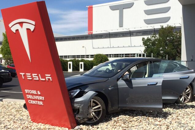 Електромобіль Tesla після аварії