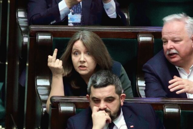 Показала середнього пальця: у Польщі депутатка публічно оскандалилася. Фото й відео