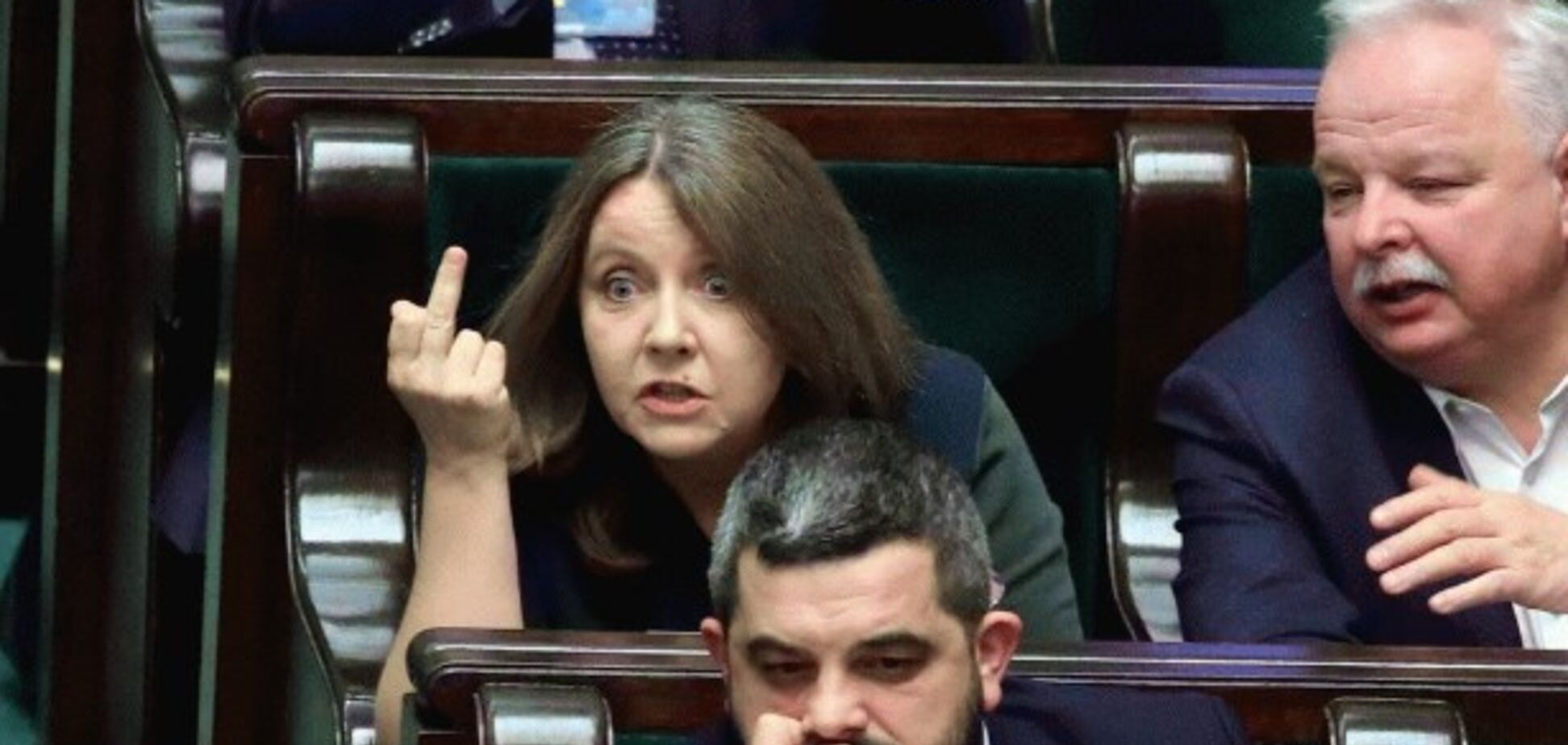 Показала середнього пальця: у Польщі депутатка публічно оскандалилася. Фото й відео
