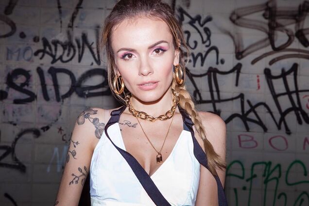 Популярна українська співачка блиснула голими сідницями на камеру: гаряче відео