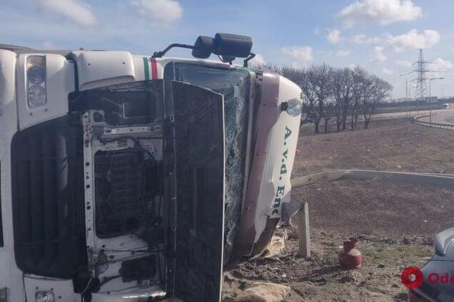 Кров на лобовому: фура потрапила у важке ДТП під Одесою. Відео