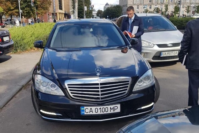 Сім'я мера Черкас продала авто в 9 разів дорожче ціни