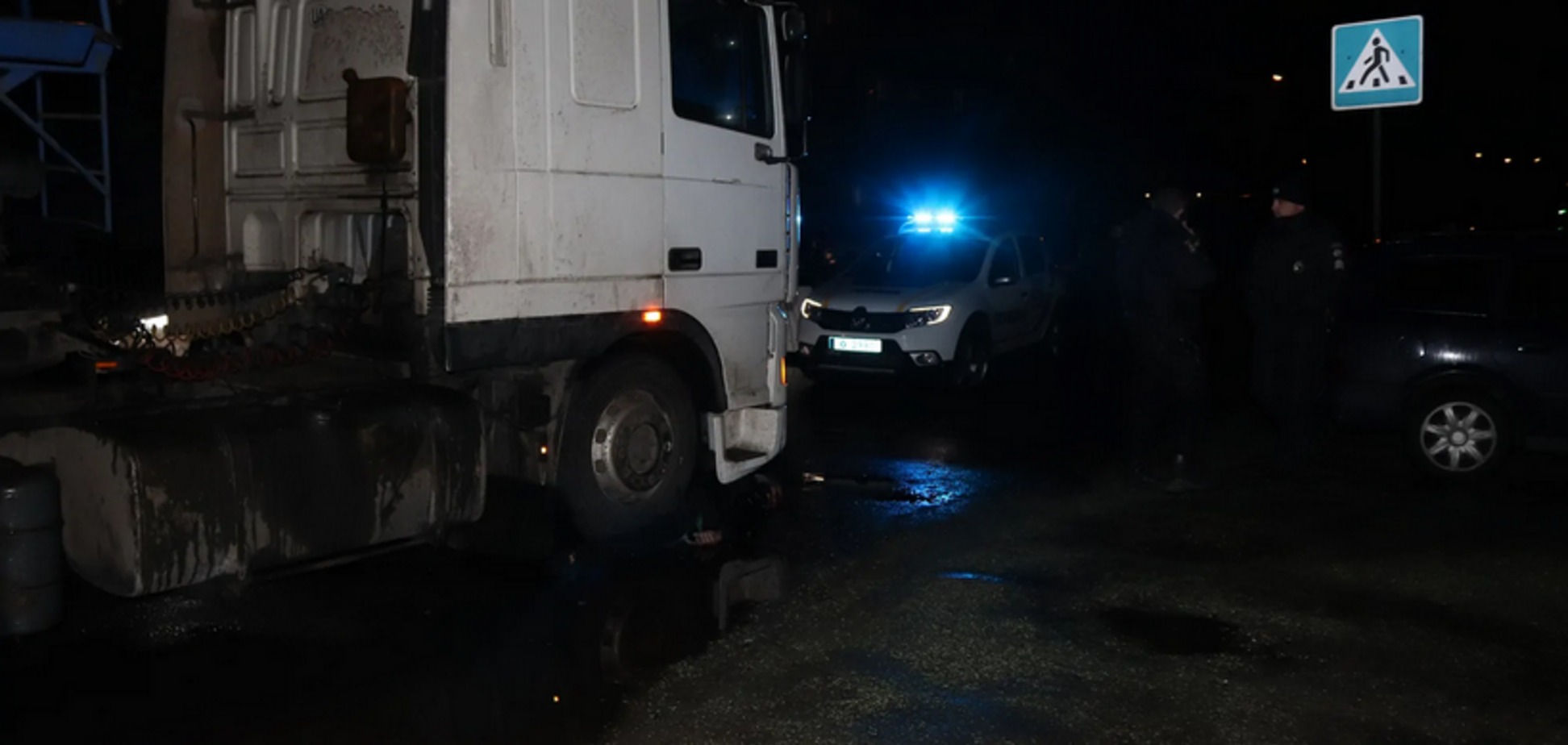 На Днепропетровщине фура сбила мужчину: фото 18+