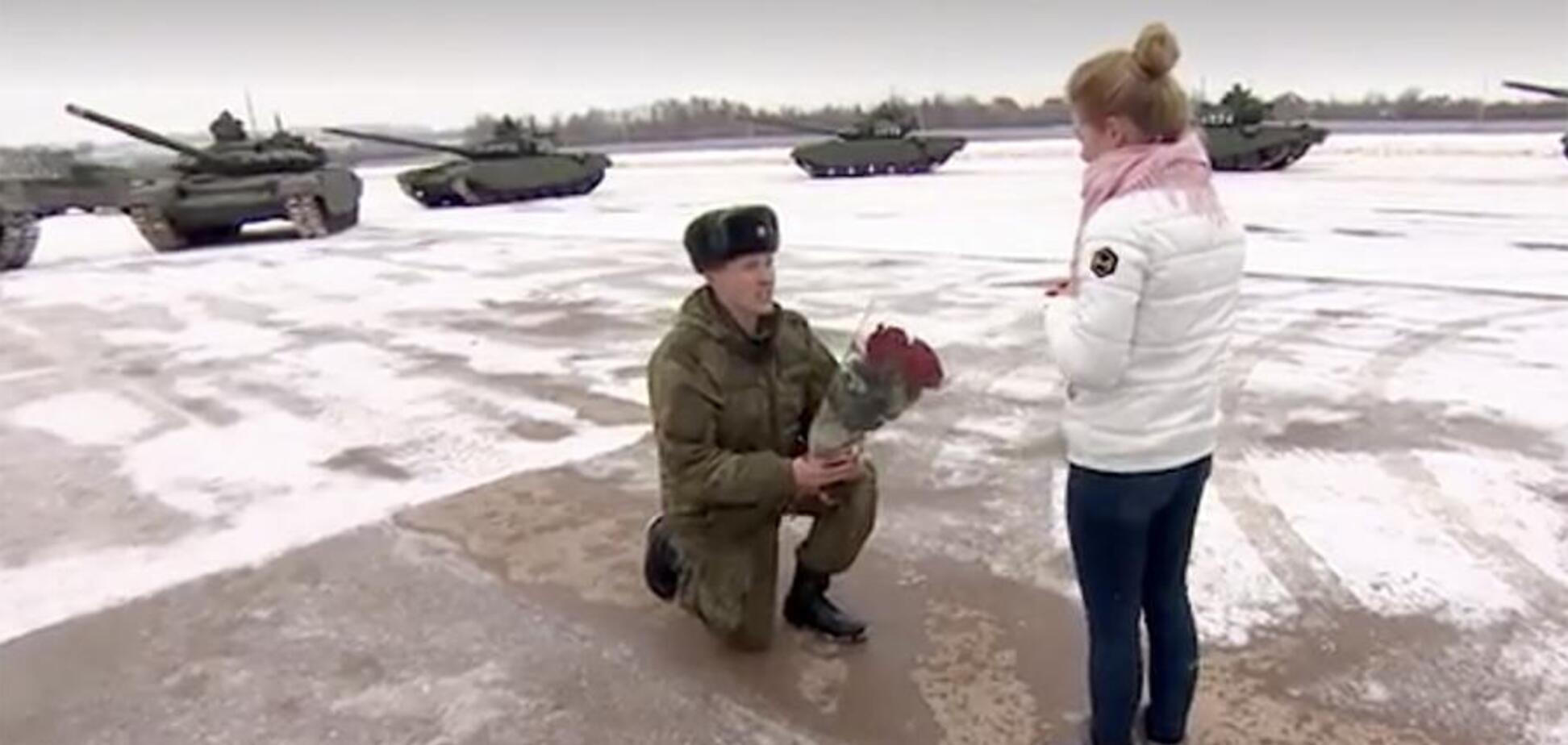 'А в каком из них сгорит, показал?' Предложение руки и сердца от военного посреди танков разозлило россиян