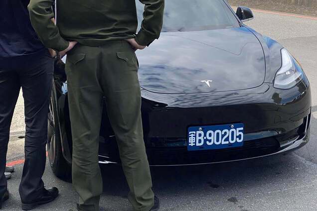 Военные Китая решили перейти на электромобили Tesla