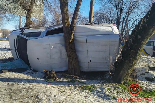 У Дніпрі сталася ДТП з переворотом: постраждала дівчина