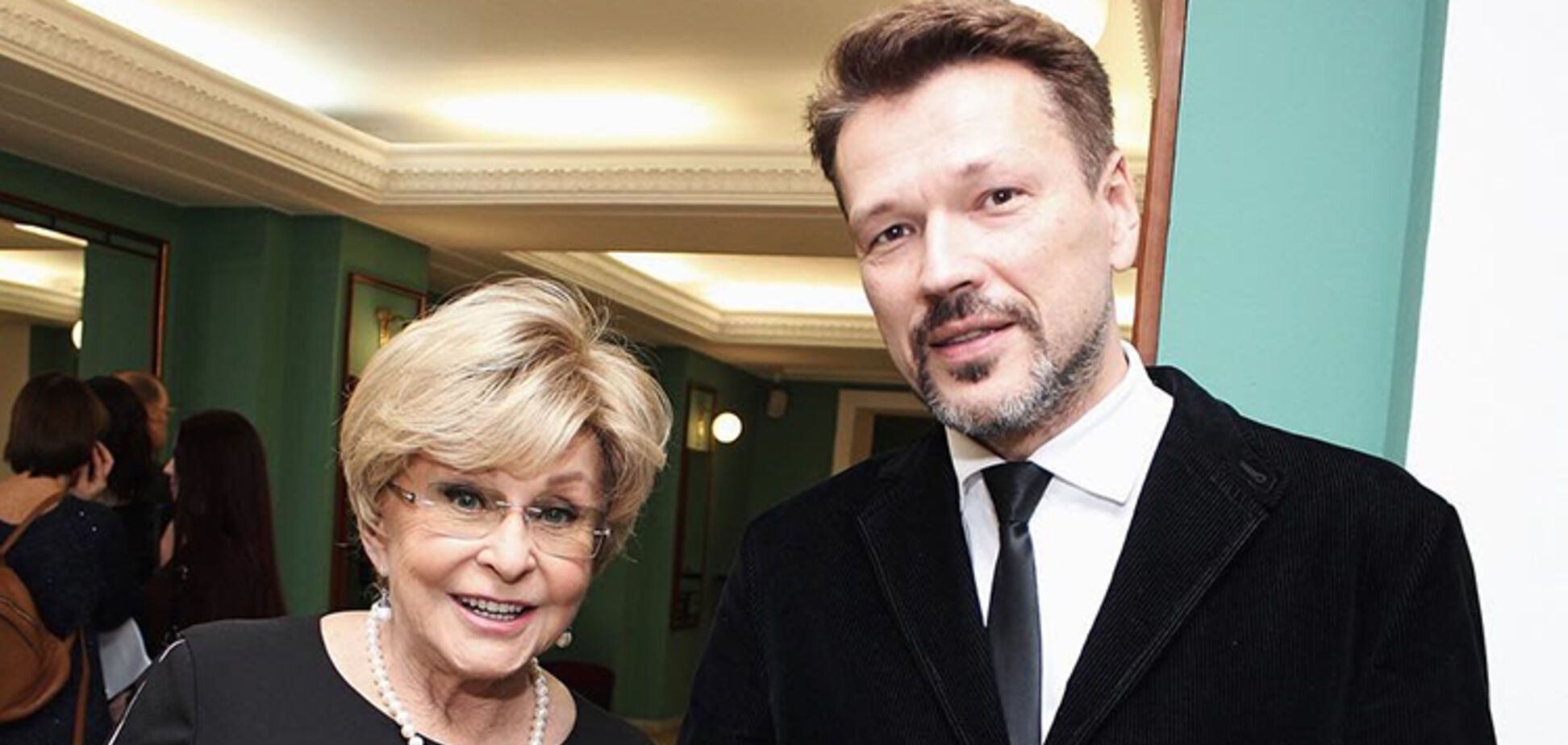 'Душа трепещет': 77-летняя телеведущая из РФ пришла с молодым избранником в ЗАГС. Видео