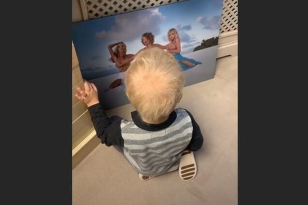 Собчак показала сыну свое фото с голой грудью