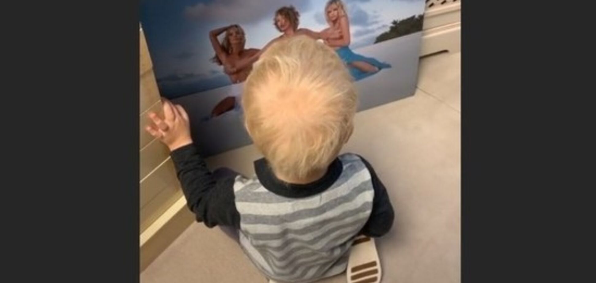 Собчак показала синові своє фото з голими грудьми