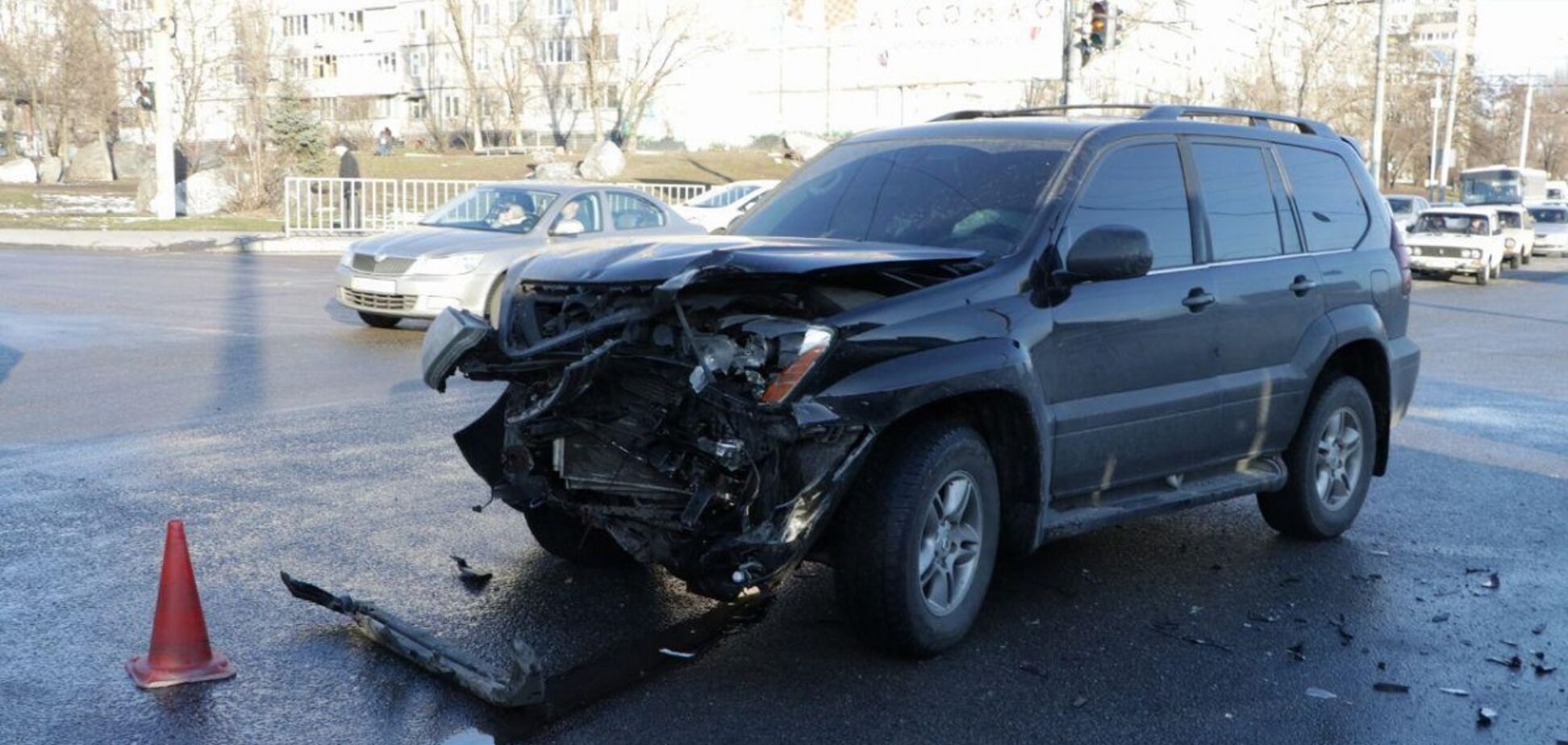У Дніпрі автомобіль врізався в автобус з пасажирами: постраждала дитина. Відео
