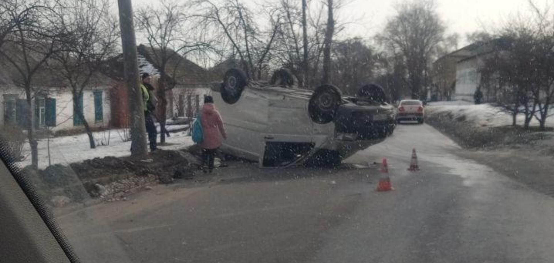 У Дніпрі на перехресті сталася серйозна ДТП: одна машина перекинулася на дах. Відео