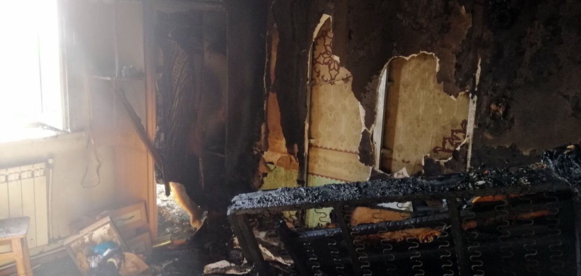 На Дніпропетровщині в будинку згоріли двоє чоловіків, у дворі знайшли повішену жінку. Фото