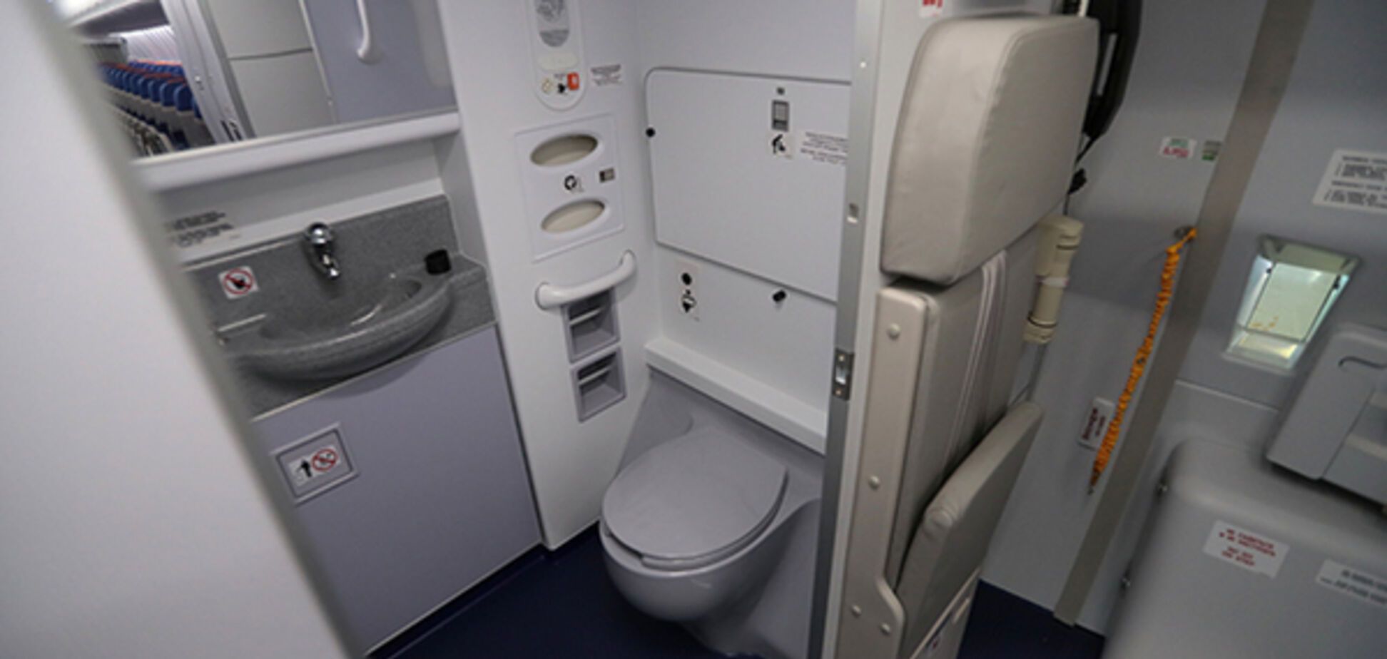 'Смертельна небезпека': бортпровідник розкрив правду про туалети в літаку