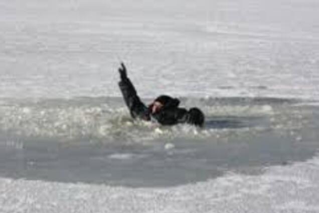 Скинув подругу в річку і потонув сам: в Росії зняли на камеру горе-жартівника