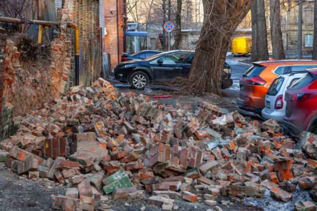 В Днепре стена обрушилась на припаркованные авто: видео