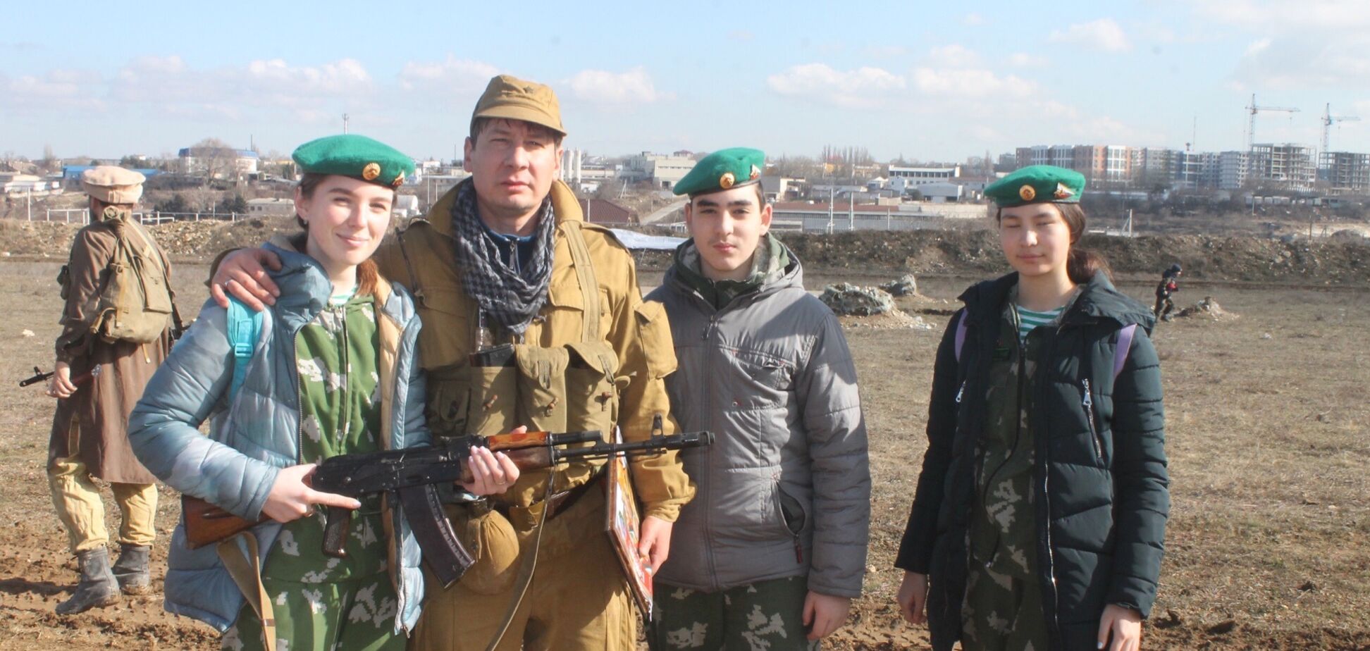 'Сирія і Лівія чекають на тебе, малюче!' Окупанти в Криму похвалилися 'афганськими подвигами' перед дітьми: фото