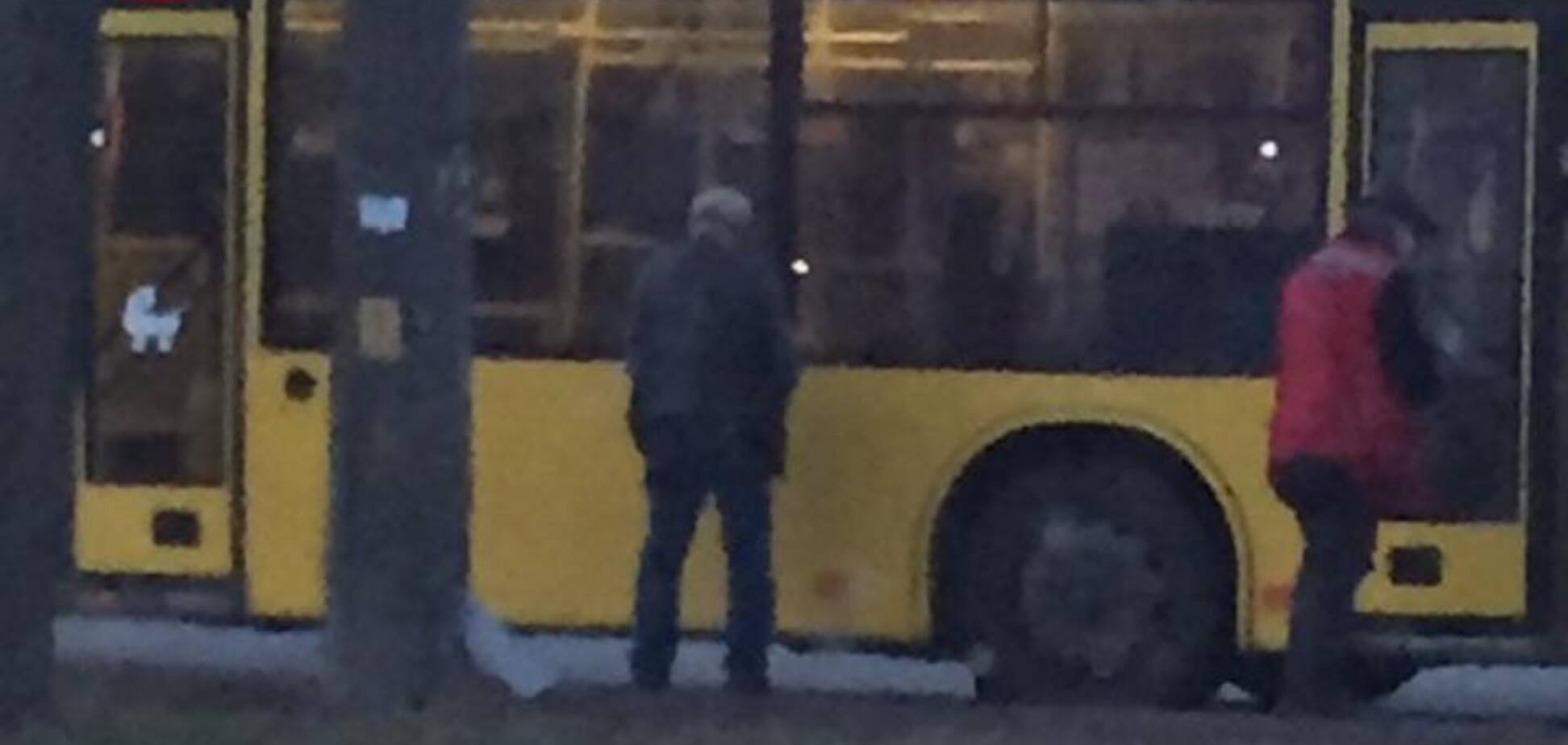 В Киеве водитель и кондуктор справили нужду на автобус