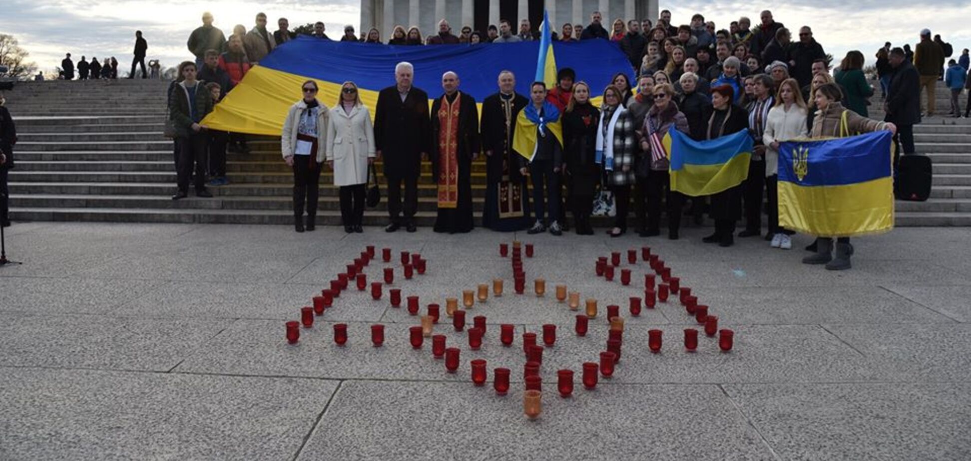 Запалили свічки у формі герба: у США вшанували пам'ять Героїв Небесної Сотні. Фото