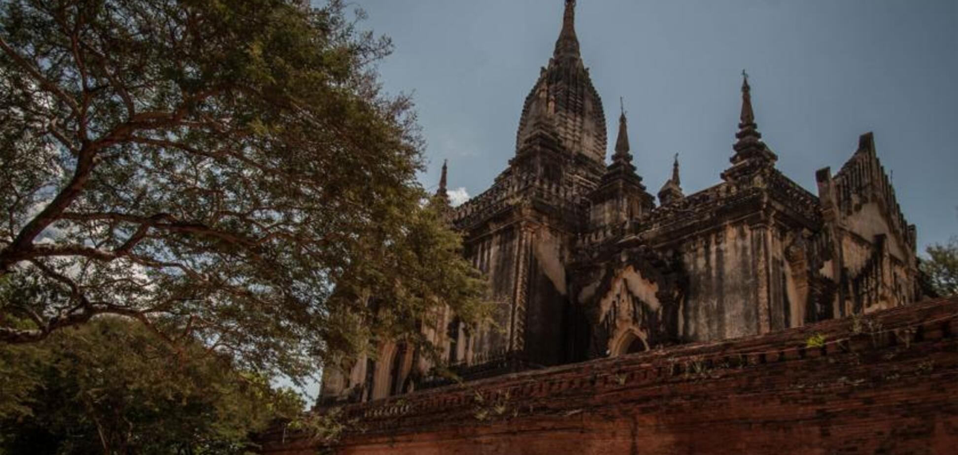 Туристы сняли порно в храме на популярном курорте: любовники попали в розыск