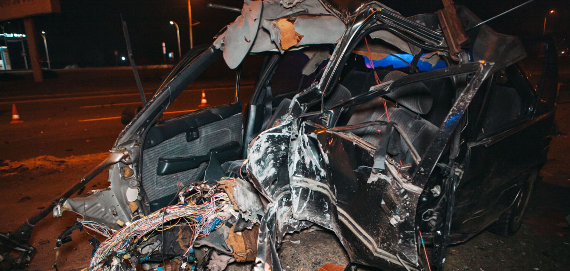 Погиб молодой водитель: в Днепре авто на скорости влетело в столб. Жуткие фото