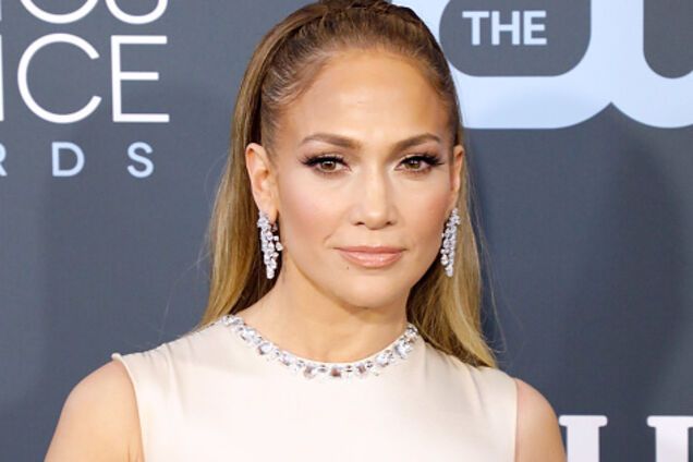 50-летняя Лопес показала идеальное тело в крохотном бикини: сеть в восторге