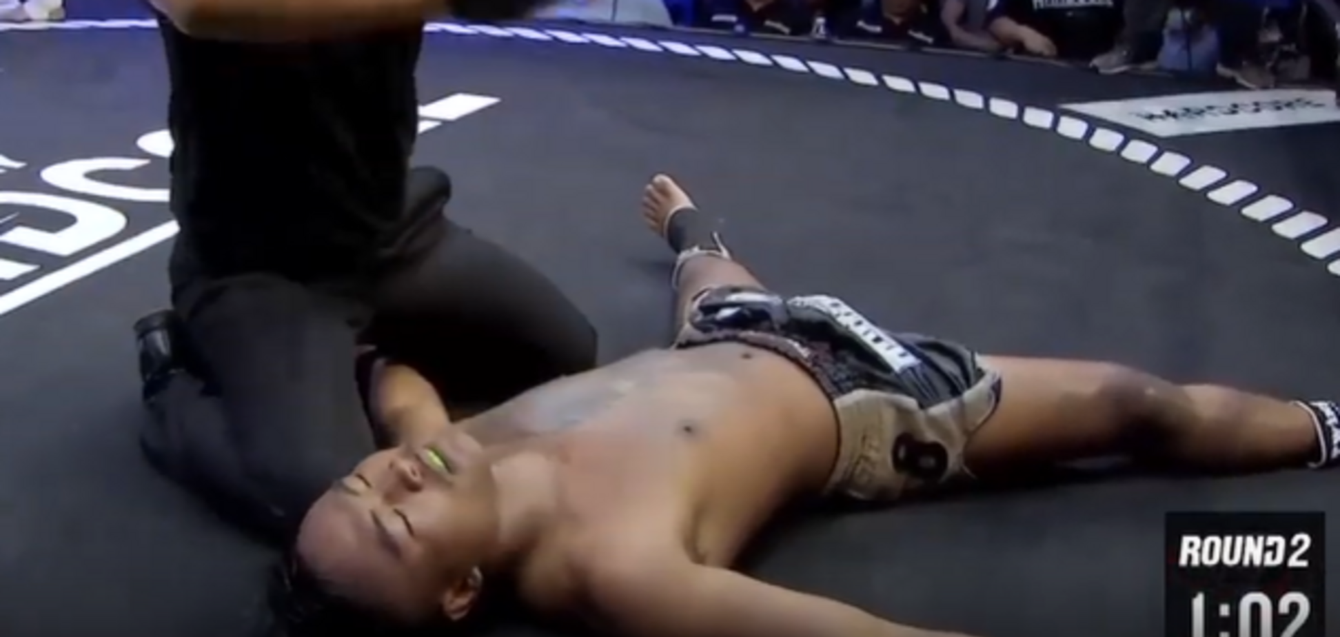 Упав разом із рефері: боксер Неймар знепритомнів після моторошного нокауту – відео моменту