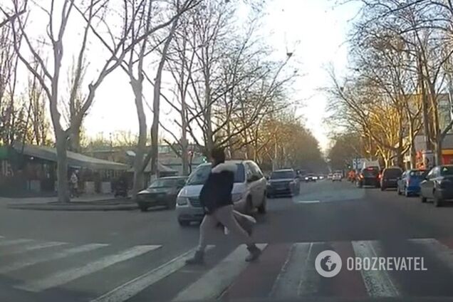 В Одессе лихач едва не снес беременную на пешеходном переходе