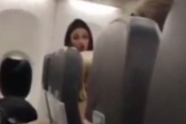 "Я тобі поріжу все обличчя!" П'яна росіянка влаштувала дебош у літаку. Відео