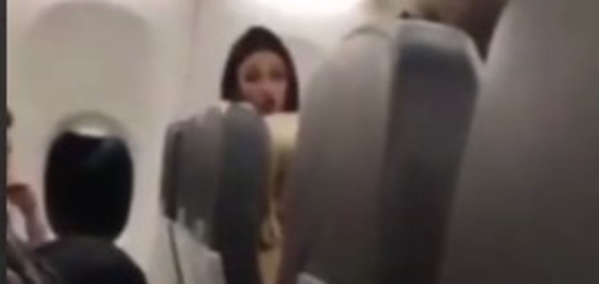 'Я тебе порежу все лицо!' Пьяная россиянка устроила дебош в самолете. Видео