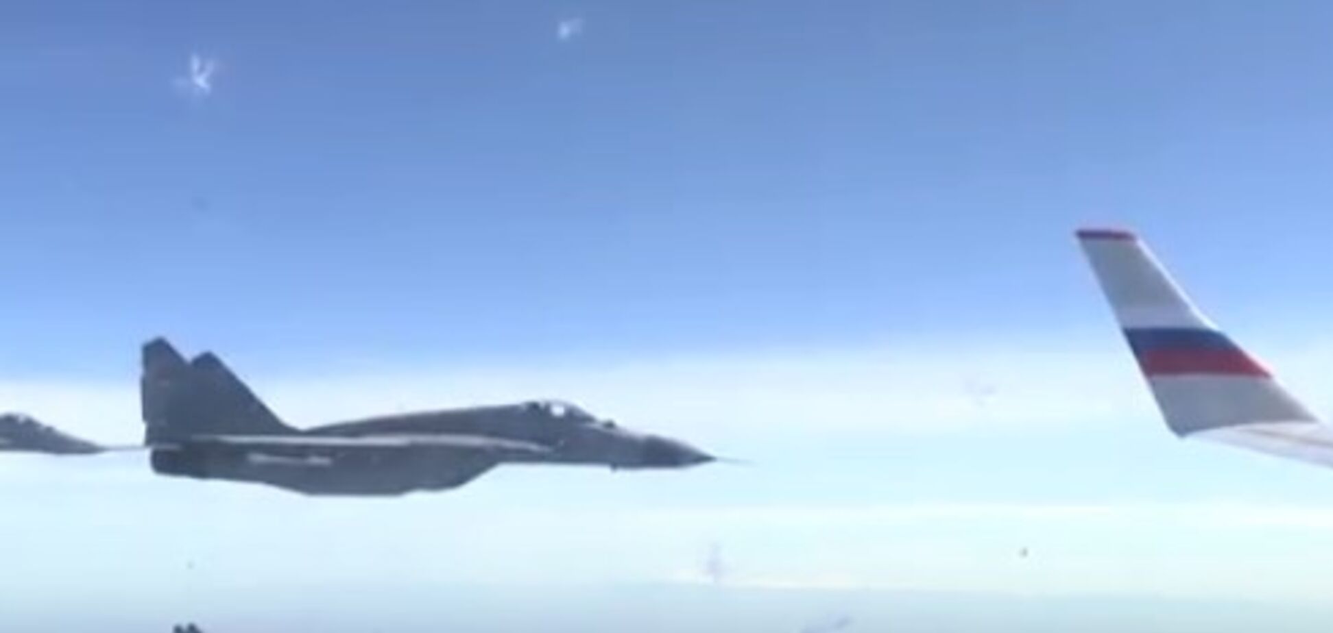 Сербські винищувачі оточили літак Шойгу. Відео