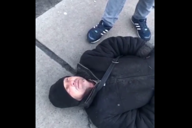 В Киеве подростки избили бездомного
