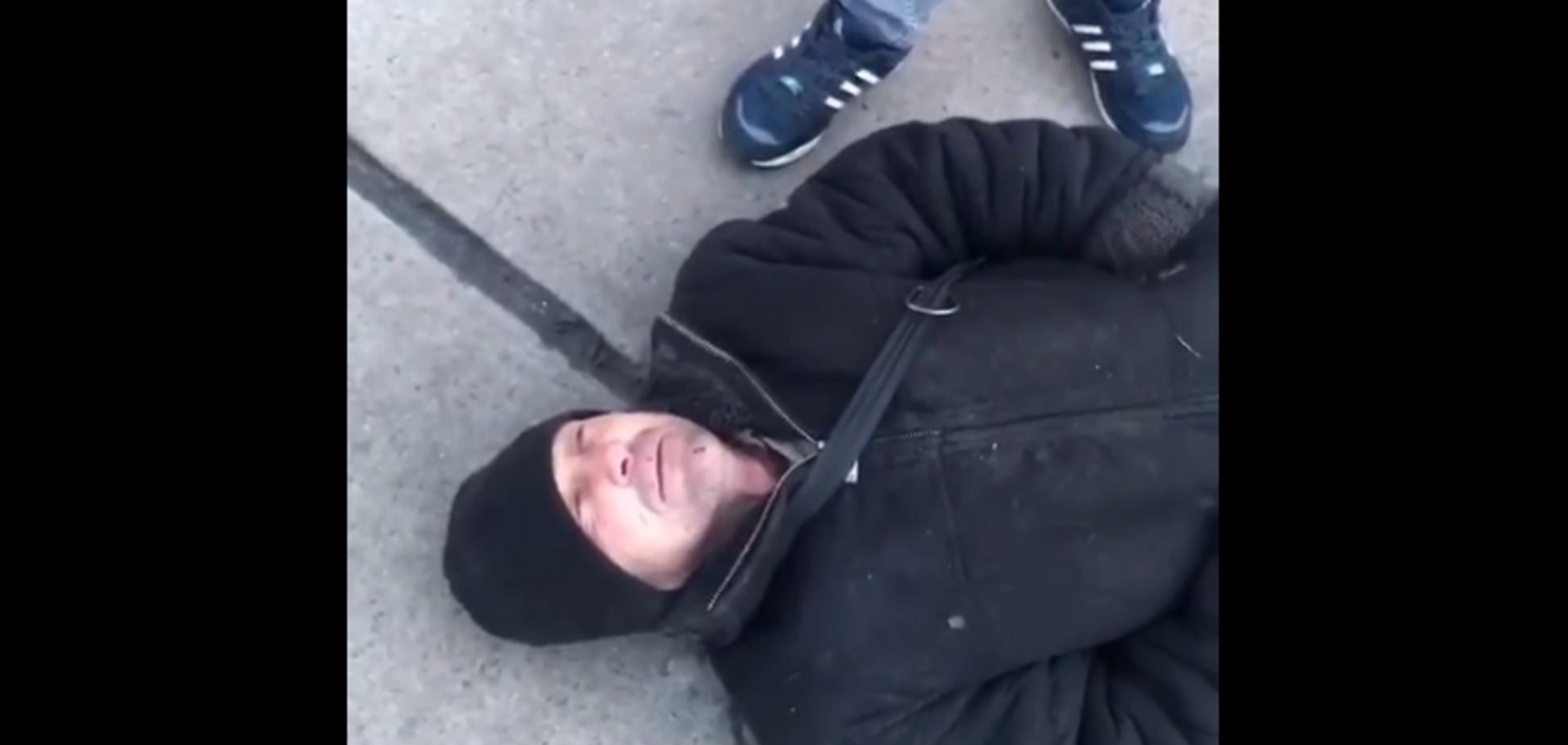 В Киеве подростки избили бездомного
