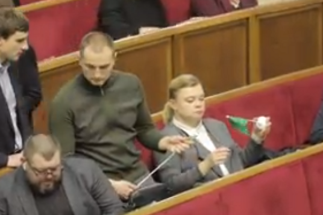 'Як у дурдомі!' Ігри 'Слуг народу' в Раді розгнівали українців. Відео