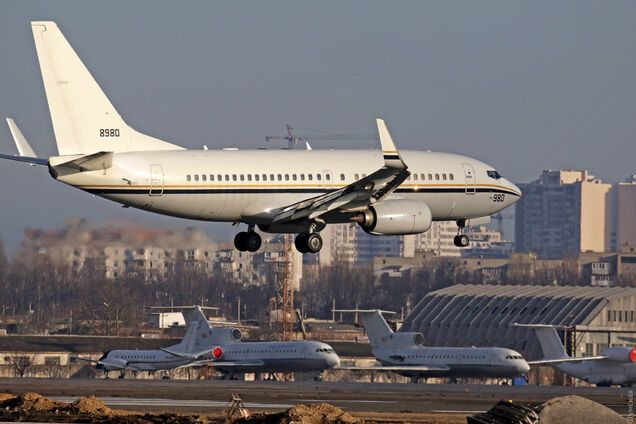 В Одесу несподівано прибув військовий американський Boeing